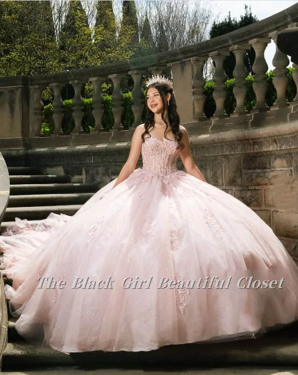 Розовые платья Quinceanera по индивидуальному заказу 2025 года, платья для выпускного вечера с V-образным вырезом, кружевной корсет с украшением из бисера и кристаллами, длина до пола, милая 15
Розовые платья Quinceanera по индивидуальному заказу 2025 года, платья для выпускного вечера с V-образным вырезом, кружевной корсет с украшением из бисера и кристаллами, длина до пола, милая 15