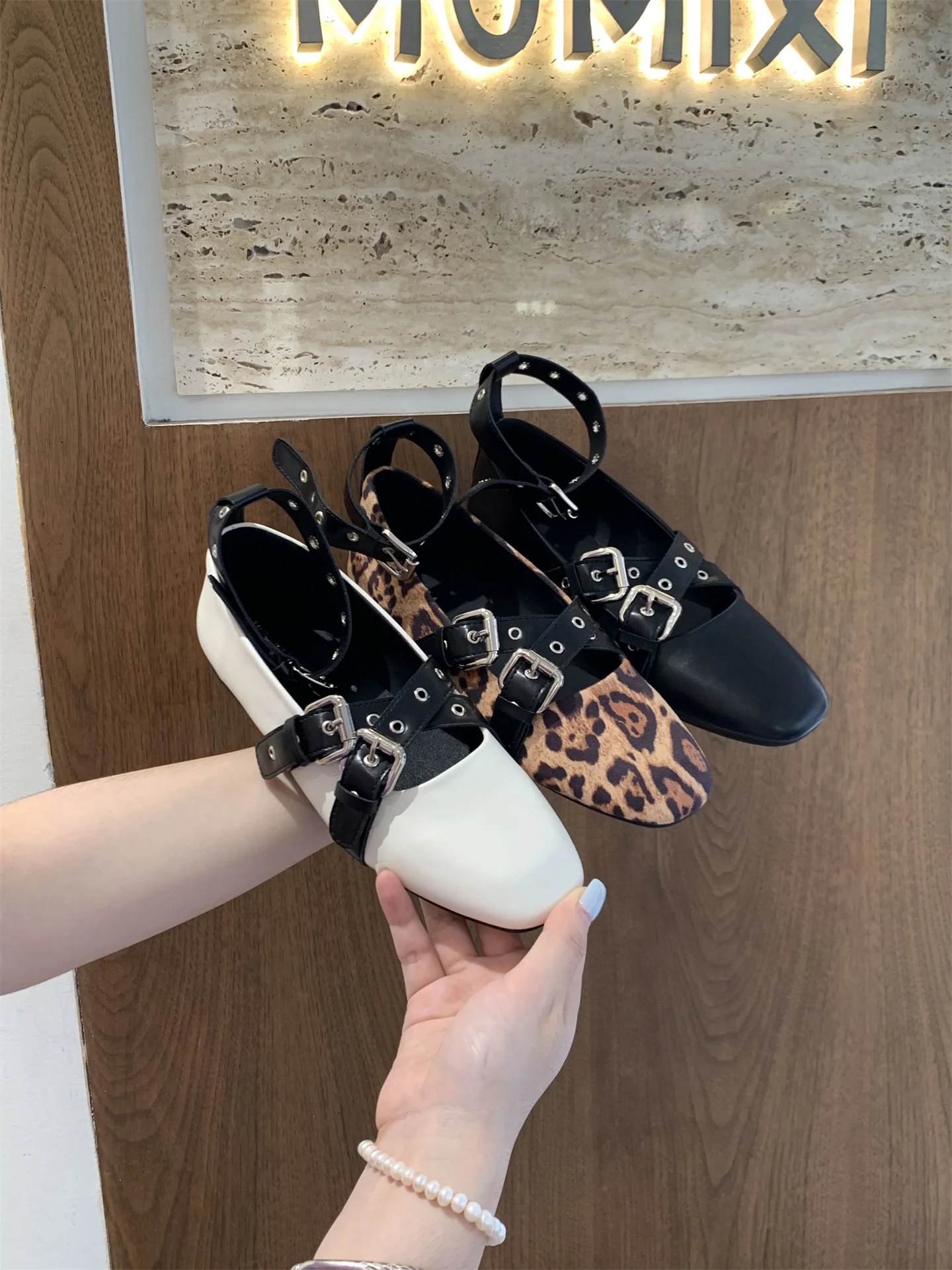 Женская обувь с пряжкой на ремне в стиле ретро, римские сандалии с пряжкой на щиколотке и ремешком, новинка 2023 года, осенние балетки Мэри Джейн
Женская обувь с пряжкой на ремне в стиле ретро, римские сандалии с пряжкой на щиколотке и ремешком, новинка 2023 года, осенние балетки Мэри Джейн