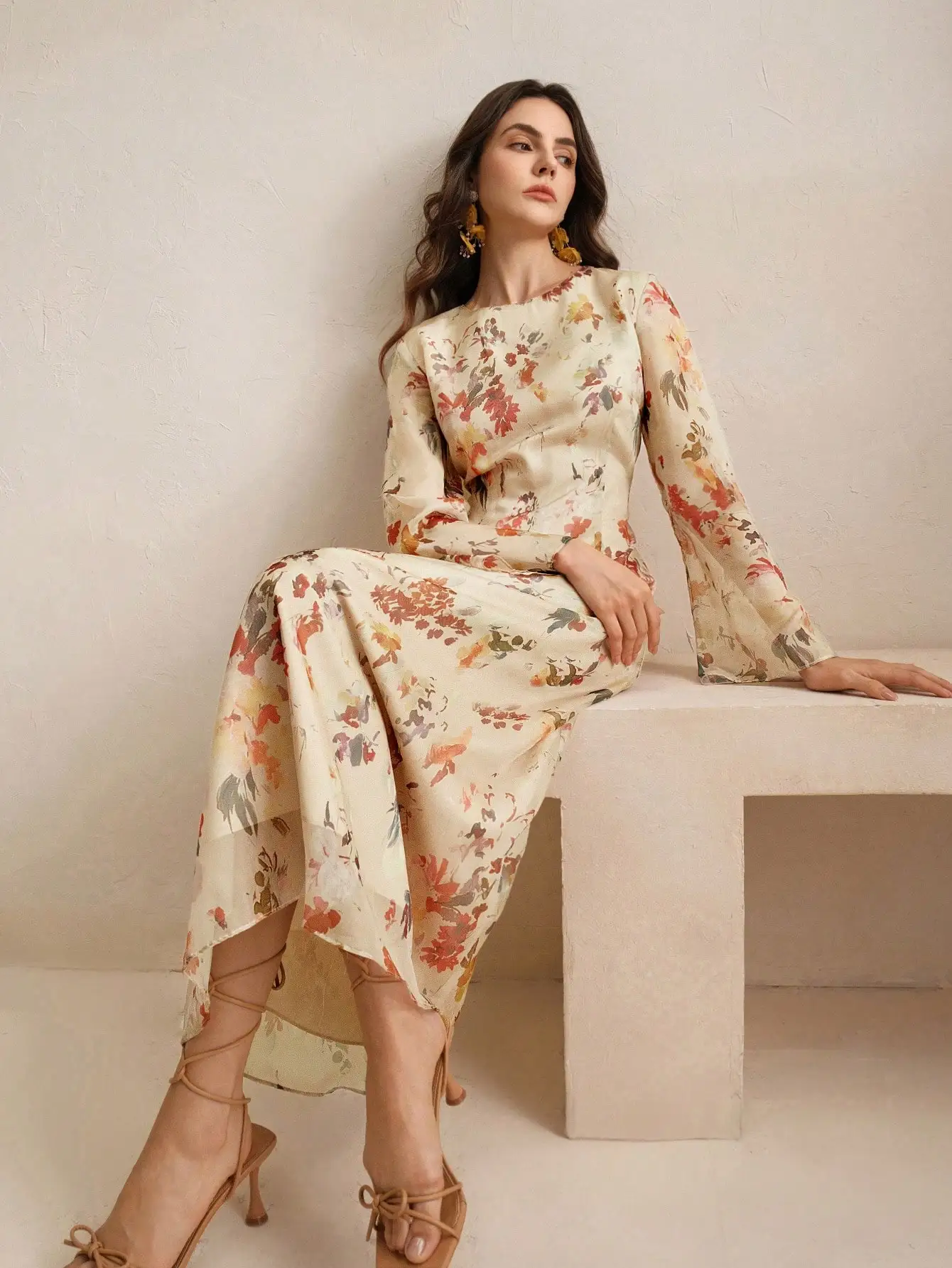 Elegant Floral Print Long Sleeve Midi Dress with Flared Sleeves
Elegant Floral Print Long Sleeve Midi Dress with Flared Sleeves