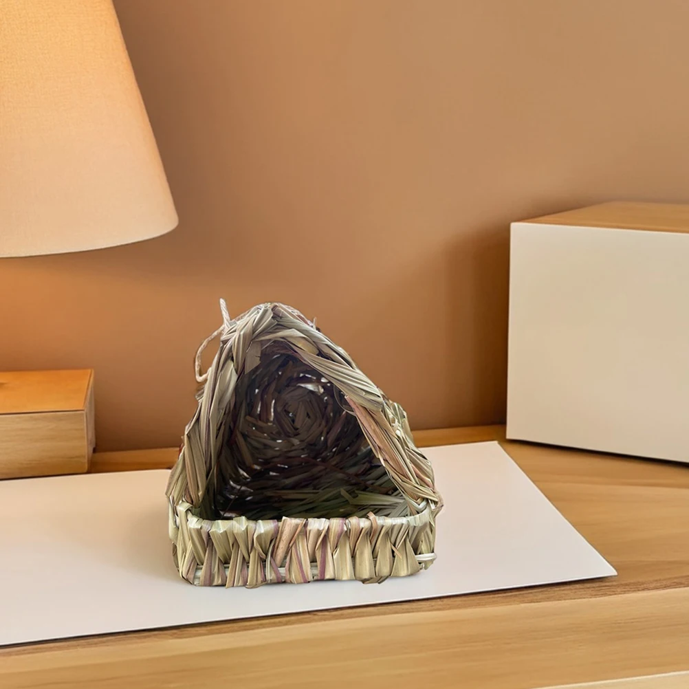 1pcs Straw Bird Nest 16x15x14cm Handwoven Large Opening Triangle Parakeet Breeding Box Natural Grass Pet Cage Accessories Budgie
1pcs Straw Bird Nest 16x15x14cm Handwoven Large Opening Triangle Parakeet Breeding Box Natural Grass Pet Cage Accessories Budgie