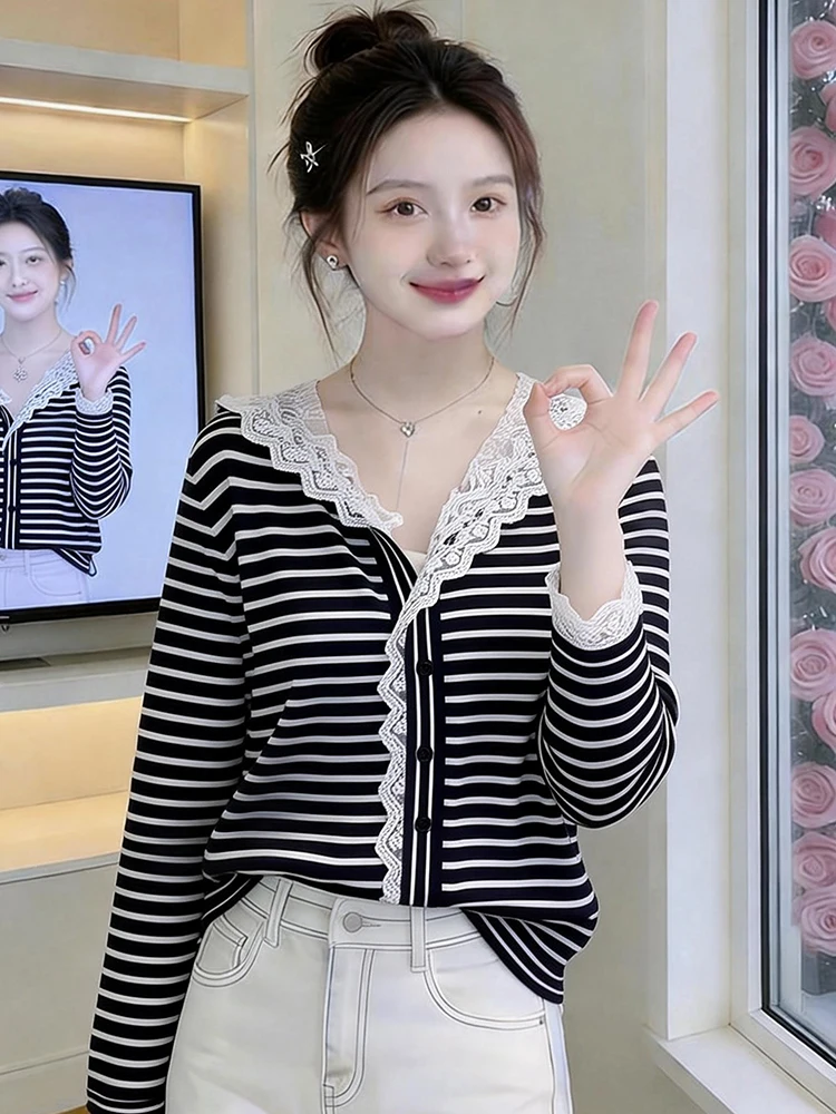 Lace Splice Long Sve T-irt Women's Spring New Sle Commute Korean Loose Fit High Waist V-Ne Button up Casual Top
Lace Splice Long Sve T-irt Women's Spring New Sle Commute Korean Loose Fit High Waist V-Ne Button up Casual Top