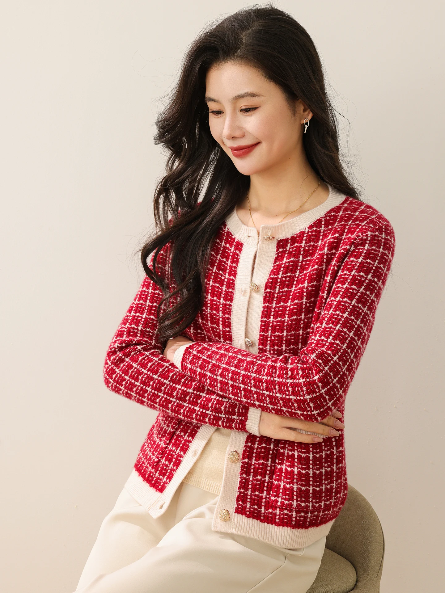 Женский кардиган из 100% мериносовой шерсти, с цветными вставками, круглым вырезом, однобортный, роскошный вязаный свитер, повседневная одежда в клетку для осени и зимы
Женский кардиган из 100% мериносовой шерсти, с цветными вставками, круглым вырезом, однобортный, роскошный вязаный свитер, повседневная одежда в клетку для осени и зимы