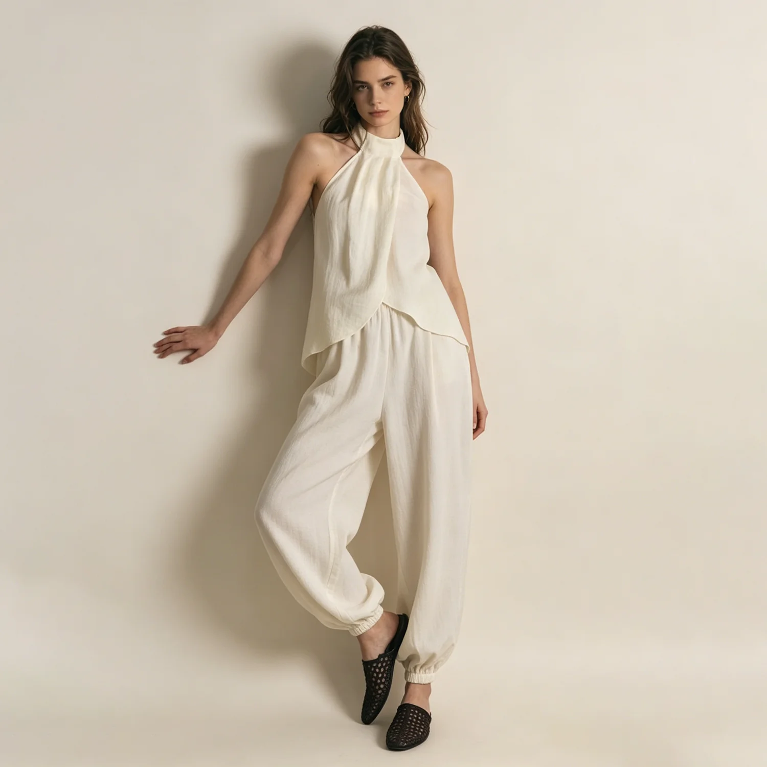 LIMO Halter Neck Sleeveless Asymmetrical Top & Balloon Pants 2-Piece Set
LIMO Halter Neck Sleeveless Asymmetrical Top & Balloon Pants 2-Piece Set