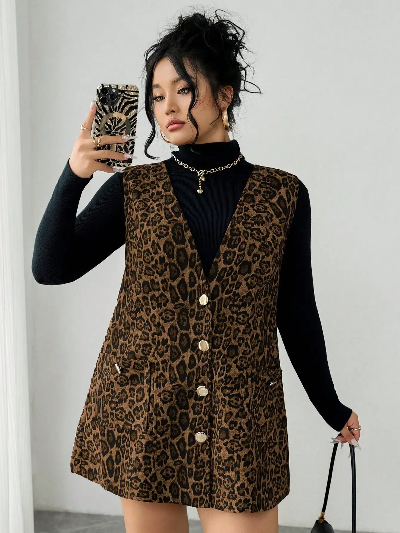 Leopard Print V-Neck Sleeveless Vest Dress with Button Front and Pockets
Leopard Print V-Neck Sleeveless Vest Dress with Button Front and Pockets