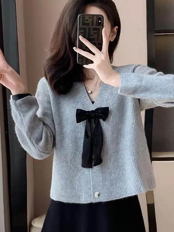 Casual Loose Women's Knitted Sweater Pure Color V-neck Knot Spring Autumn New Style Comfortable Versatile Outerwear
Casual Loose Women's Knitted Sweater Pure Color V-neck Knot Spring Autumn New Style Comfortable Versatile Outerwear