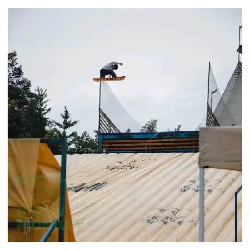 Играть на лыжах, прыжки на снегу, сухой лыжный склон для катания на лыжах, сноуборде 
Играть на лыжах, прыжки на снегу, сухой лыжный склон для катания на лыжах, сноуборде