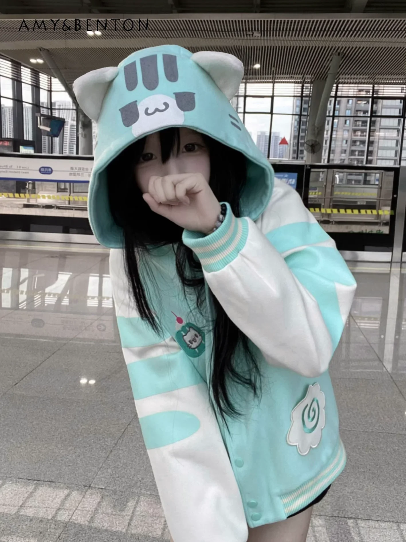 Женское пальто с капюшоном в японском стиле Kawaii Girl, милое пальто с кошачьими ушками, осень-зима, свободные повседневные куртки с милым мультяшным принтом
Женское пальто с капюшоном в японском стиле Kawaii Girl, милое пальто с кошачьими ушками, осень-зима, свободные повседневные куртки с милым мультяшным принтом