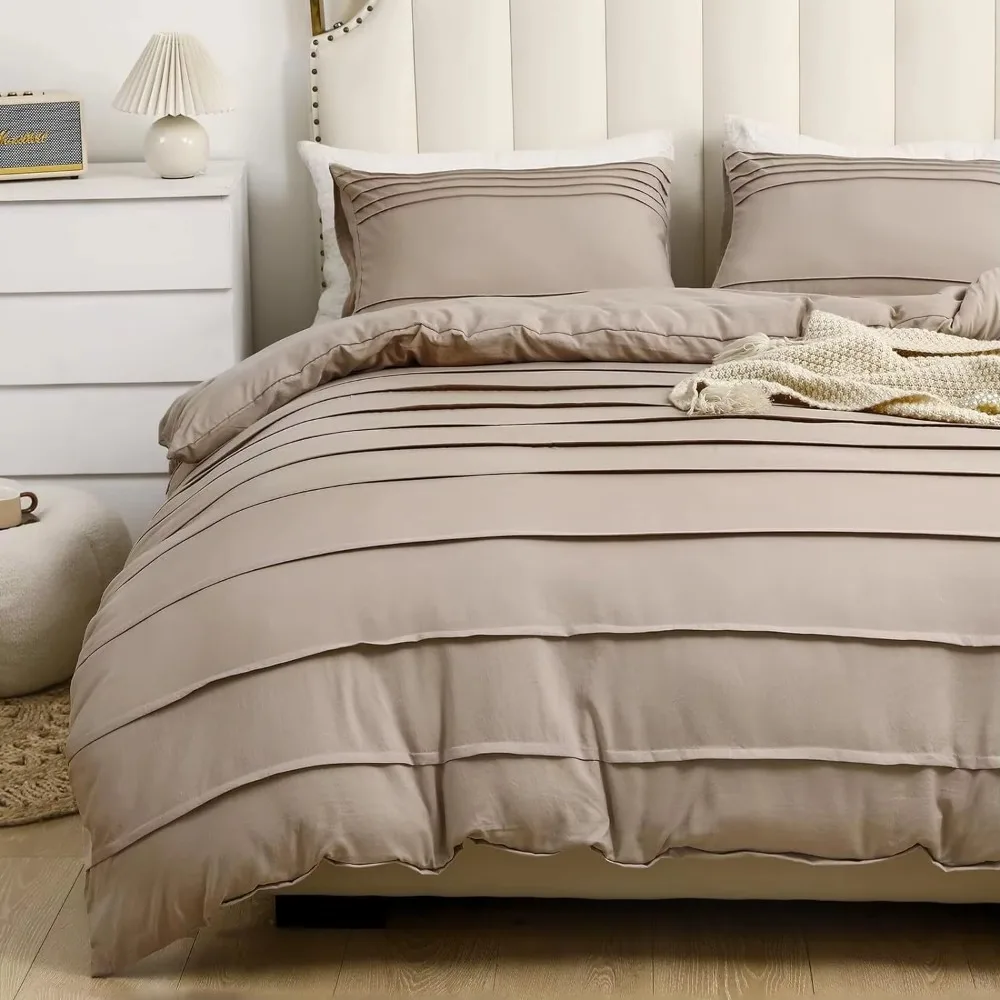Luxury Satin Bed Sheet Set Deluxe Duvet Comforter Bedding Set Sheet and Duvet Cover for Home Bedroom Use
Luxury Satin Bed Sheet Set Deluxe Duvet Comforter Bedding Set Sheet and Duvet Cover for Home Bedroom Use