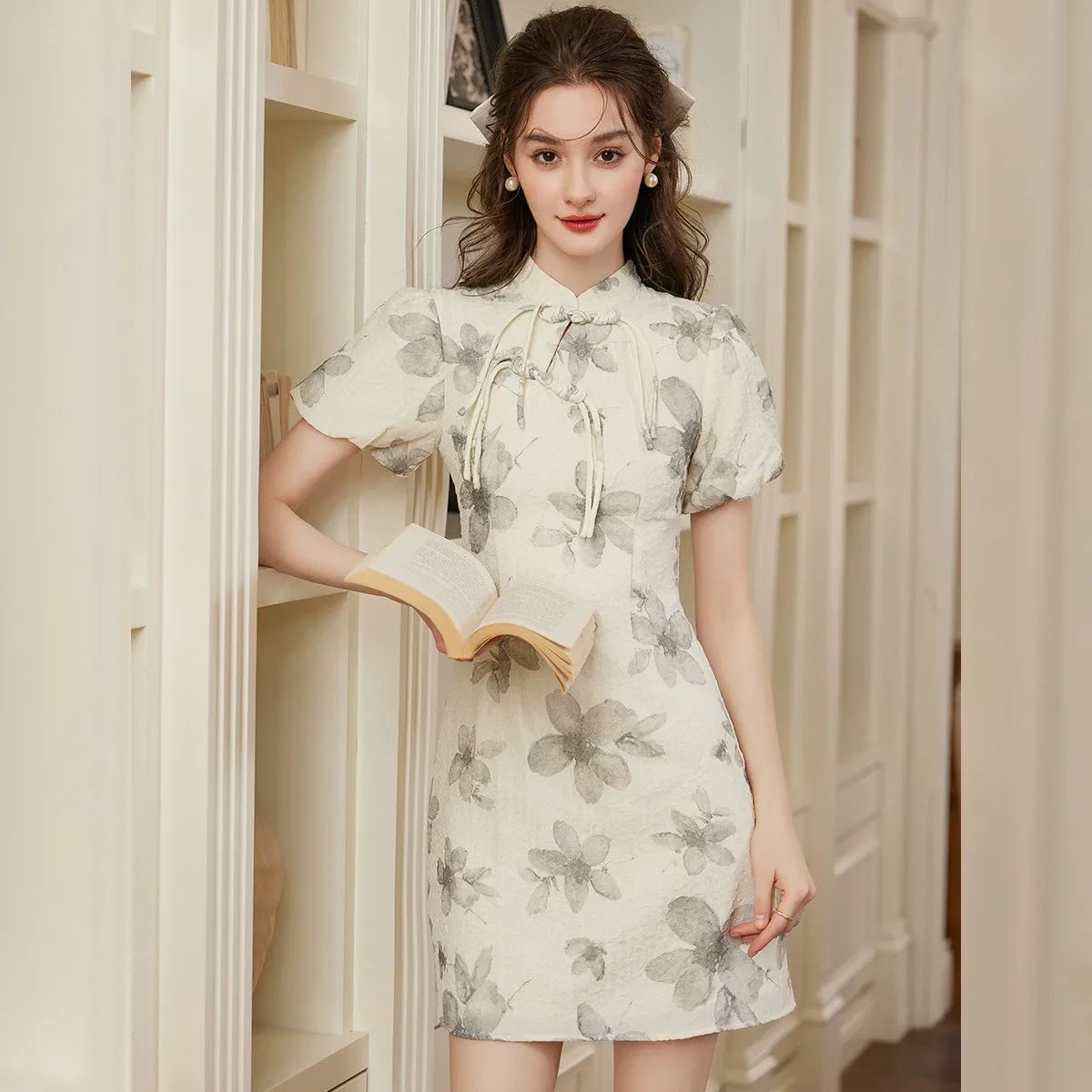 LOUIS YAO Frog Button Printed Women's Dress 2026 Summer Chinese Style Ink Wash Pattern Stand Collar Cheongsam Dress for Women
LOUIS YAO Frog Button Printed Women's Dress 2026 Summer Chinese Style Ink Wash Pattern Stand Collar Cheongsam Dress for Women