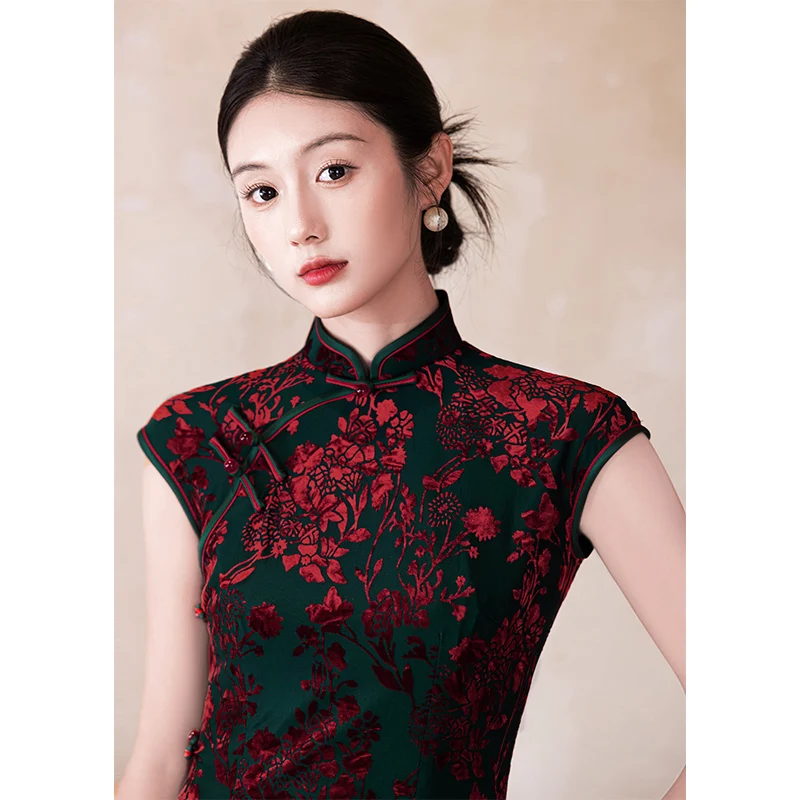 Красный бархатный традиционный китайский костюм Ele Red Velvet для молодых женщин: модный, повседневный, для выступлений на сцене
Красный бархатный традиционный китайский костюм Ele Red Velvet для молодых женщин: модный, повседневный, для выступлений на сцене