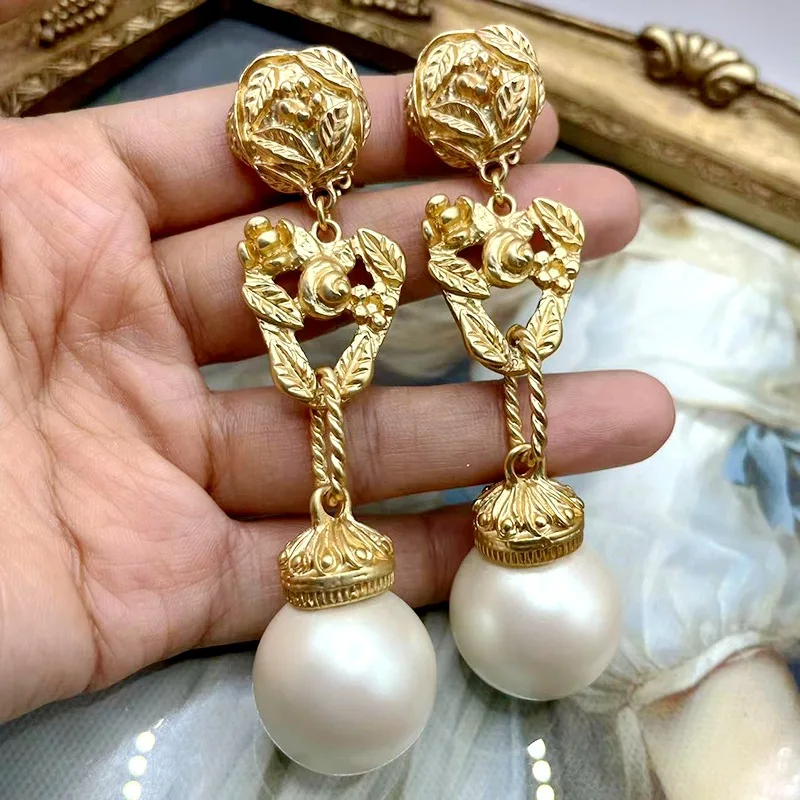 European and American Fashion Vintage Palace Style Sweep Shoulder Pearl Pendant Ear Clip Earrings Women's Jewelry
European and American Fashion Vintage Palace Style Sweep Shoulder Pearl Pendant Ear Clip Earrings Women's Jewelry