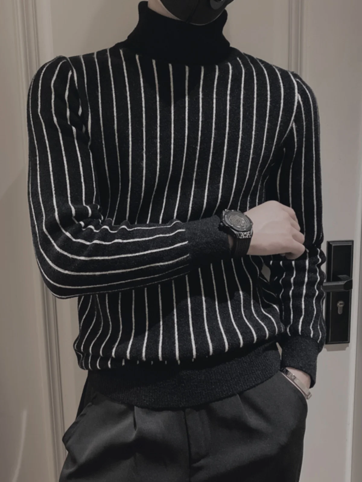 Утепленный вязаный мужской свитер с круглым вырезом, осенне-зимний, черный, базовый слой, модная молодежная активная одежда с длинным рукавом
Утепленный вязаный мужской свитер с круглым вырезом, осенне-зимний, черный, базовый слой, модная молодежная активная одежда с длинным рукавом