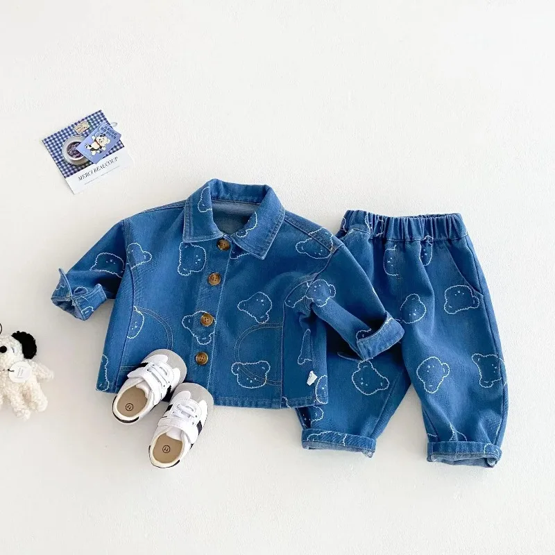 2025 Cartoon Bear Printed Children's Jacket + Spring Simple Stylish Pants Suit For Boys And Girls 0-5 Years Kid's Denim Coat Set 
2025 Cartoon Bear Printed Children's Jacket + Spring Simple Stylish Pants Suit For Boys And Girls 0-5 Years Kid's Denim Coat Set