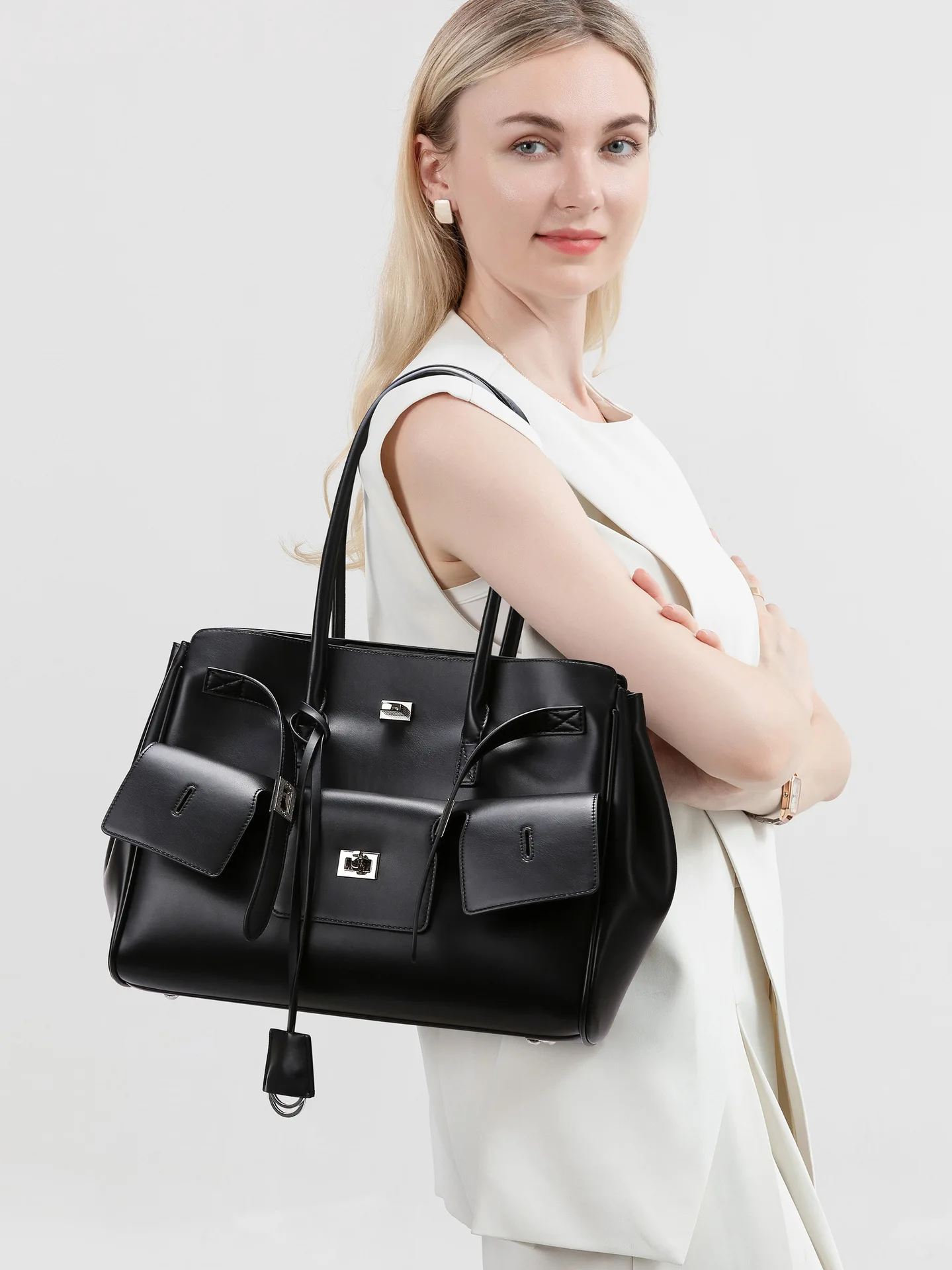 Luxury Large Capacity Wing Bag Black Brand High Quality Leather Casual Silver Gold Lock Tote Bag Trendy Exquisite Shoulder Bag
Luxury Large Capacity Wing Bag Black Brand High Quality Leather Casual Silver Gold Lock Tote Bag Trendy Exquisite Shoulder Bag