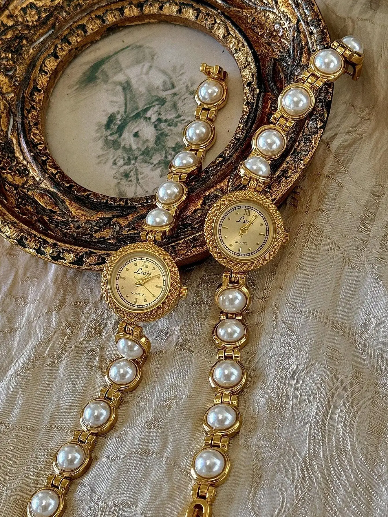 Винтажные женские кварцевые наручные часы золотистого цвета с жемчужным декором
Винтажные женские кварцевые наручные часы золотистого цвета с жемчужным декором