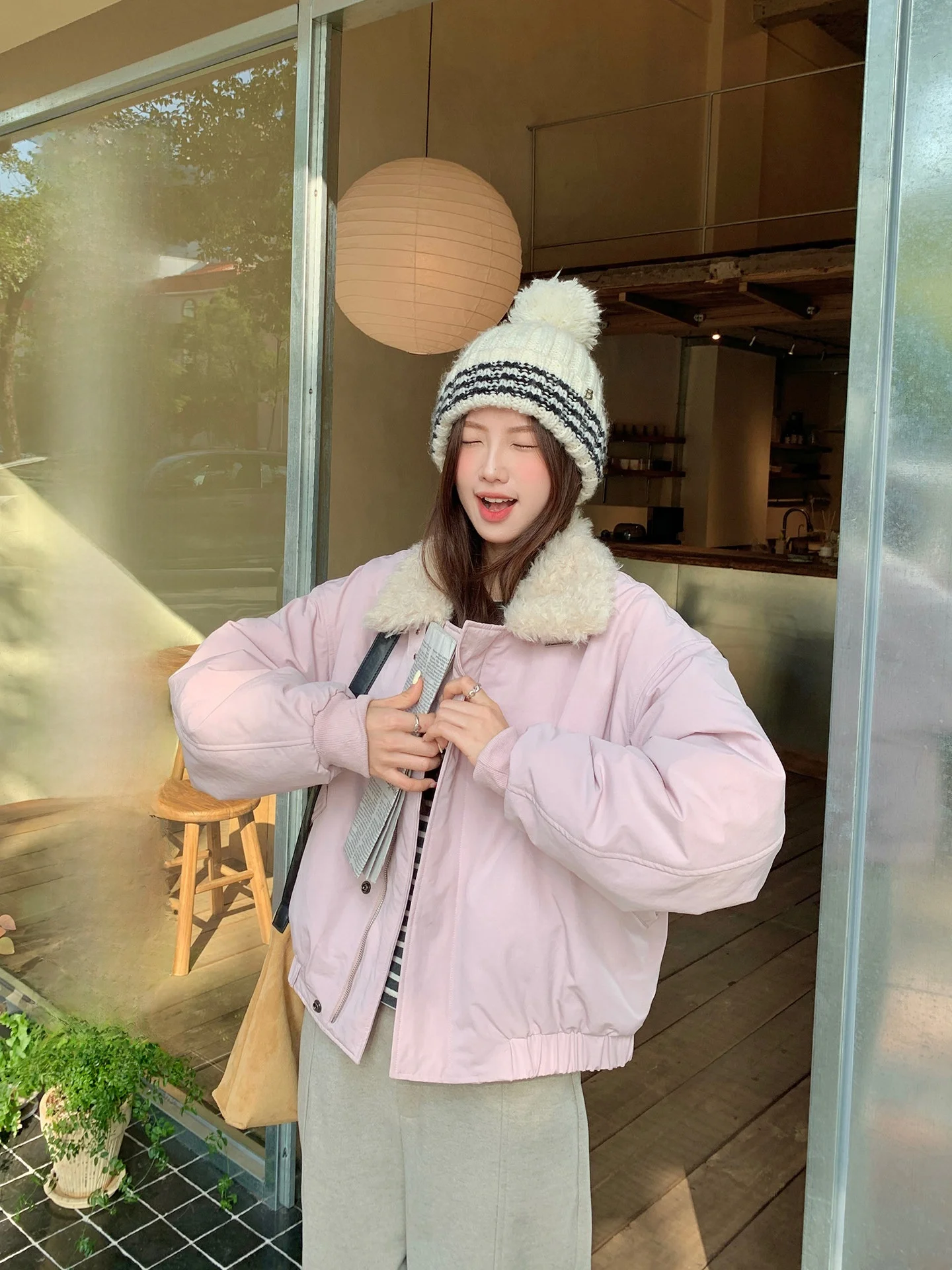 Теплая повседневная женская куртка с воротником из овечьего меха, хлопковая одежда свободного кроя, универсальная верхняя одежда в корейском стиле для повседневной носки
Теплая повседневная женская куртка с воротником из овечьего меха, хлопковая одежда свободного кроя, универсальная верхняя одежда в корейском стиле для повседневной носки