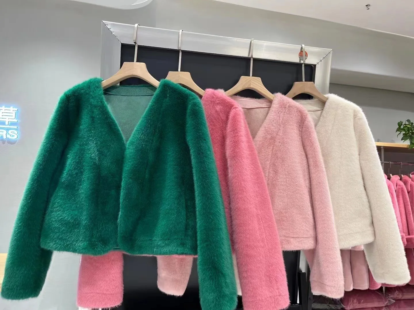 2024 autumn and winter new V-neck small fragrant style European mink fur integrated environmentally friendly fur coat anti
2024 autumn and winter new V-neck small fragrant style European mink fur integrated environmentally friendly fur coat anti