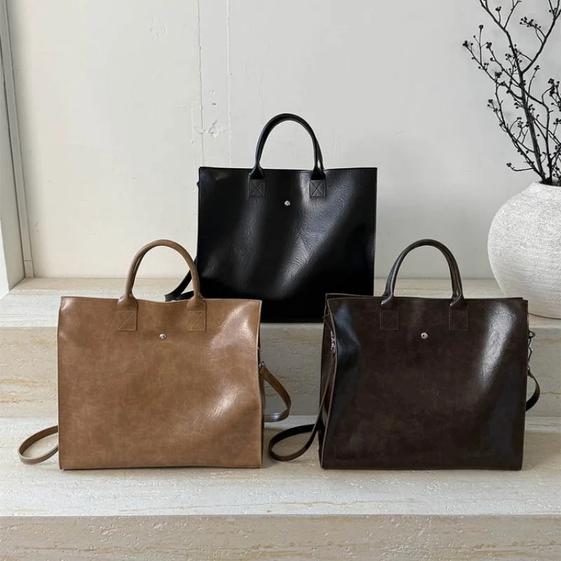 Elegant Women's Handbag Made Of Premium Leather Boasting Classic Paris Style And Casual Vintage Trendy Look
Elegant Women's Handbag Made Of Premium Leather Boasting Classic Paris Style And Casual Vintage Trendy Look