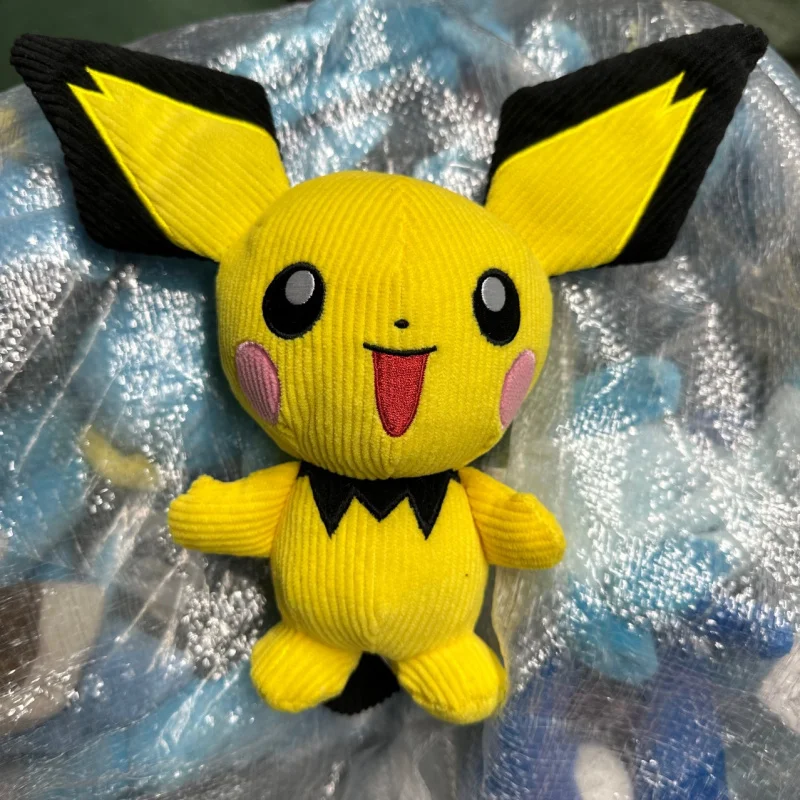 Pichu Pokemon милая мягкая плюшевая игрушка высокого качества аниме коллекционный подарок для детей
Pichu Pokemon милая мягкая плюшевая игрушка высокого качества аниме коллекционный подарок для детей