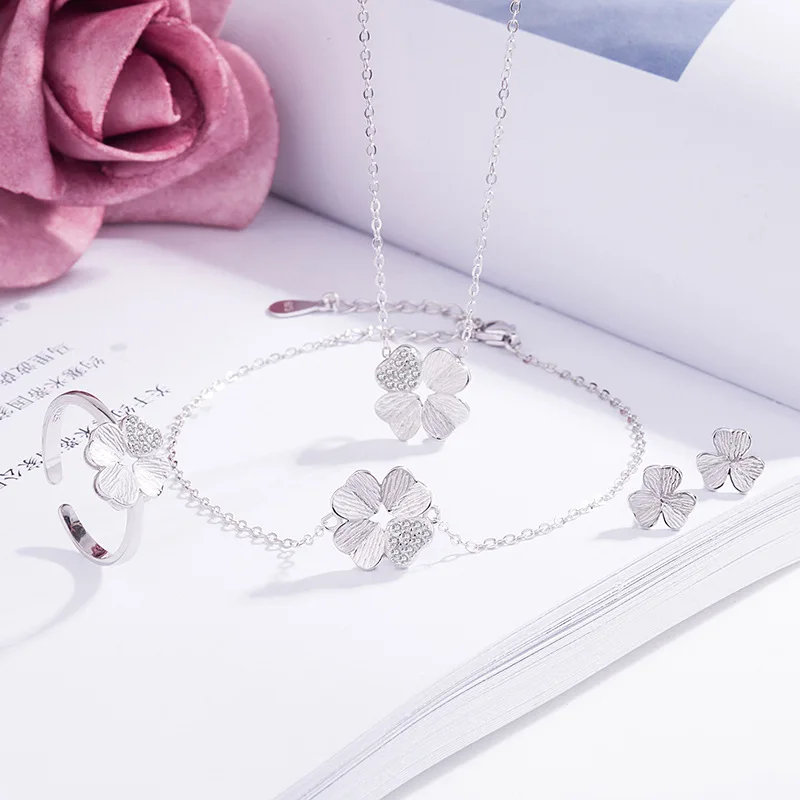 925 Sterling Silver Clover Jewelry Set for Women Rhodium Plated with Cute Style and Zircon Main Stone Featuring Charm Pendants
925 Sterling Silver Clover Jewelry Set for Women Rhodium Plated with Cute Style and Zircon Main Stone Featuring Charm Pendants