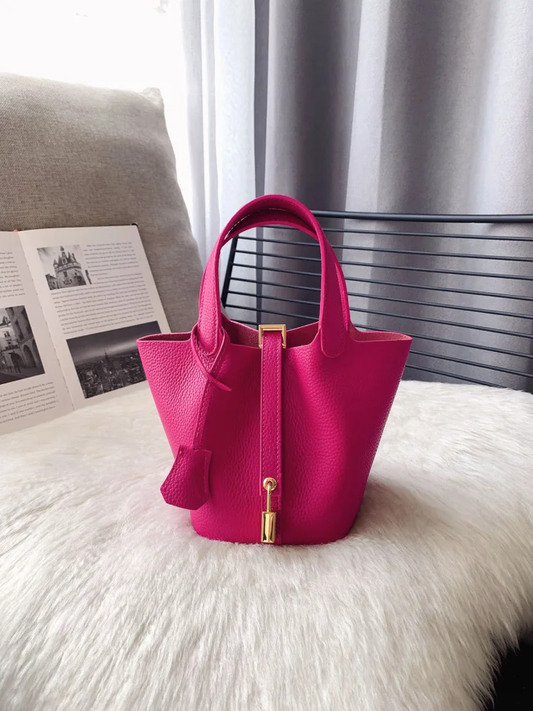 Women's Buet Handbag Pink Purse Faionable Casual Soft Leather Buet Bag with Gold Bule Spring Summer New Arrival
Women's Buet Handbag Pink Purse Faionable Casual Soft Leather Buet Bag with Gold Bule Spring Summer New Arrival