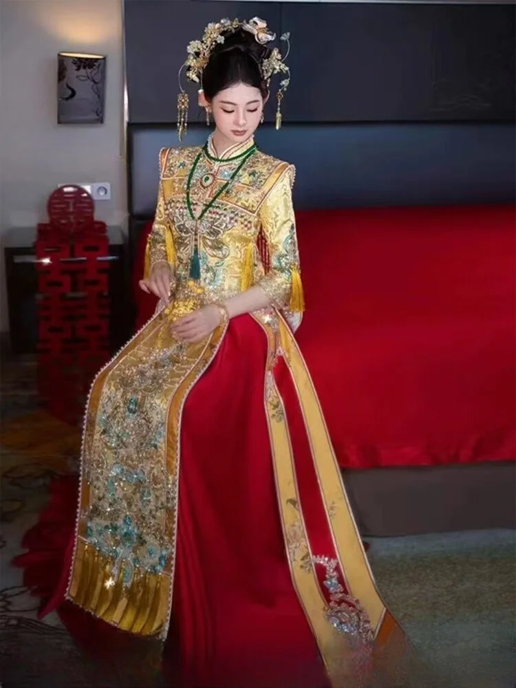 The new bride's wedding toasting dress gown ceremonial phoenix crown red cape and dragon
The new bride's wedding toasting dress gown ceremonial phoenix crown red cape and dragon