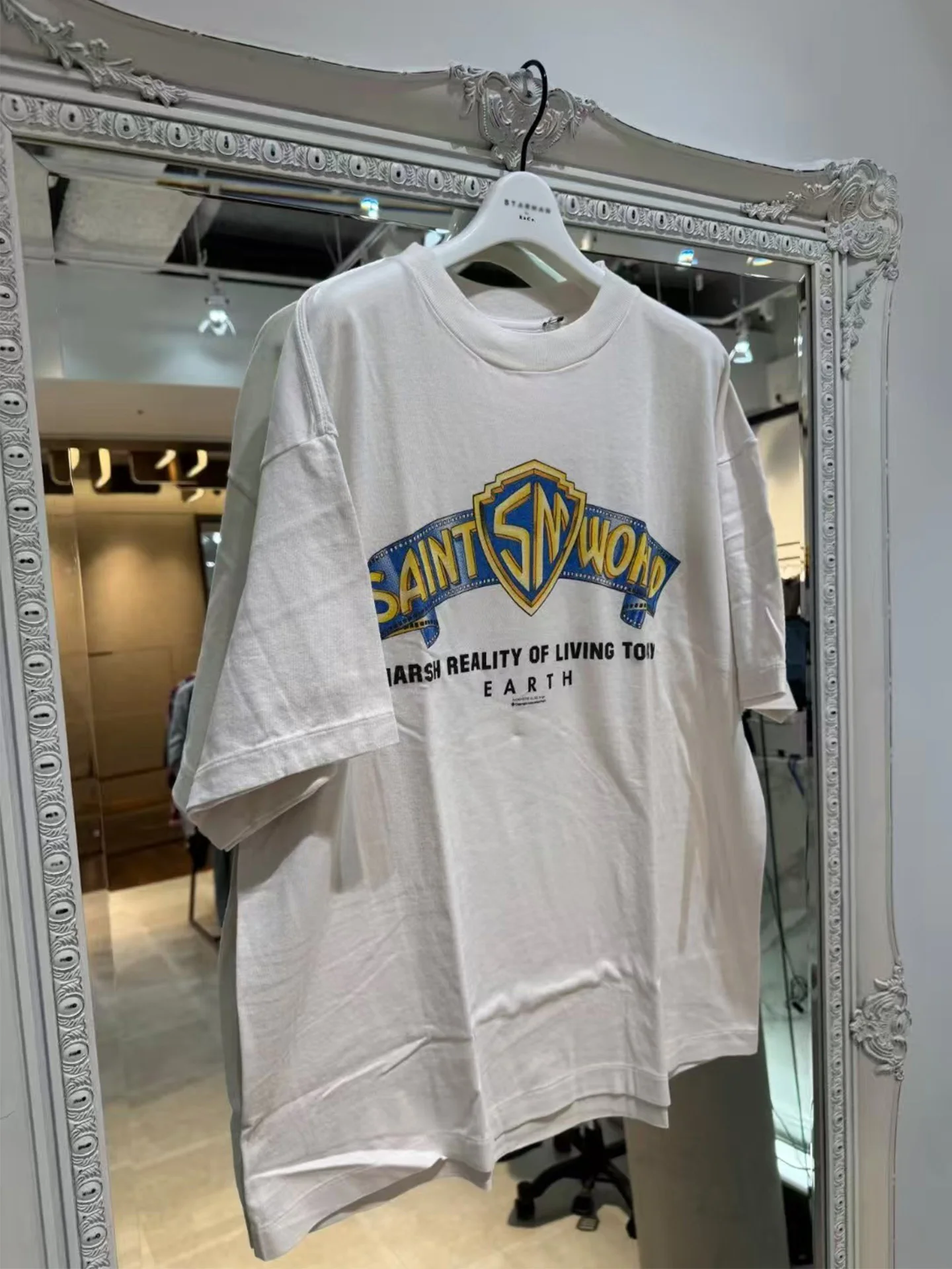 Saint Mx6 SS26 SS T-Shirt Unisex round Neck Short Sleeve Printed T-Shirt Fashionable Loose Fit Pure Cotton Shoulder Drop Style
Saint Mx6 SS26 SS T-Shirt Unisex round Neck Short Sleeve Printed T-Shirt Fashionable Loose Fit Pure Cotton Shoulder Drop Style