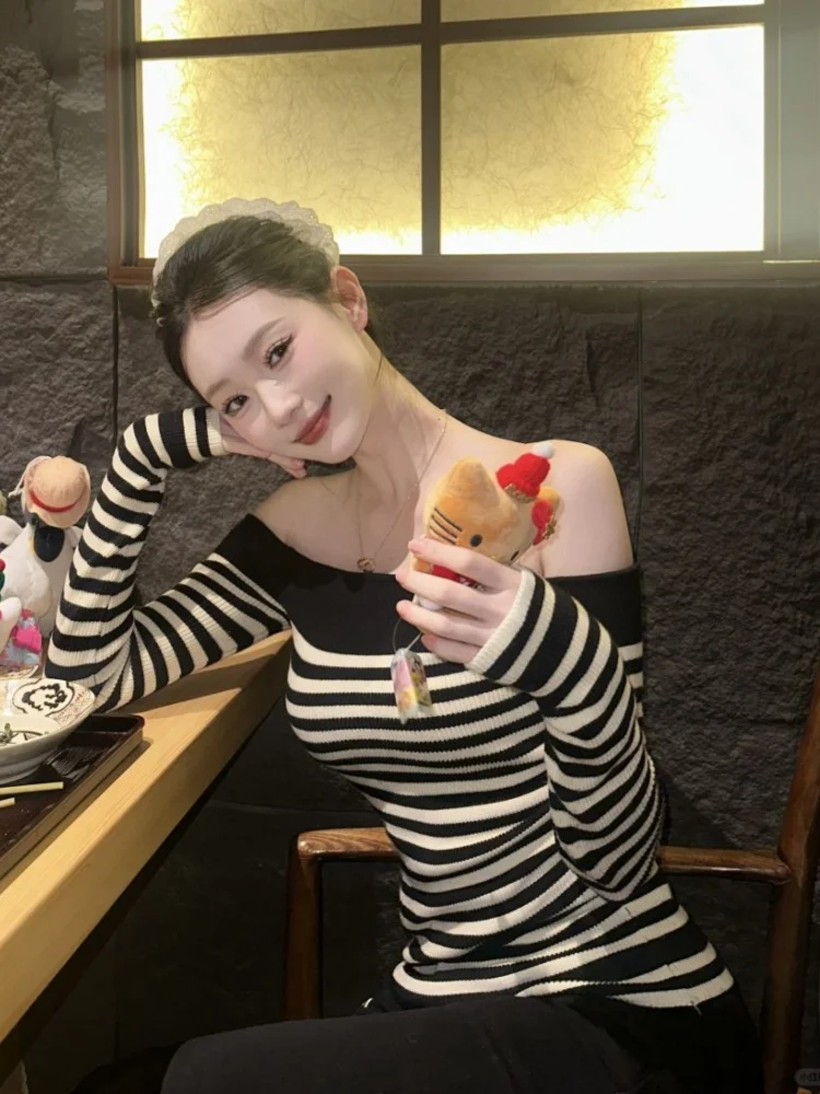Unique Shoulder Bared Striped Knitted Sweater for Women Stylish Slim Fit Long Sleeve Casual Commute Date Suitable Fashion
Unique Shoulder Bared Striped Knitted Sweater for Women Stylish Slim Fit Long Sleeve Casual Commute Date Suitable Fashion