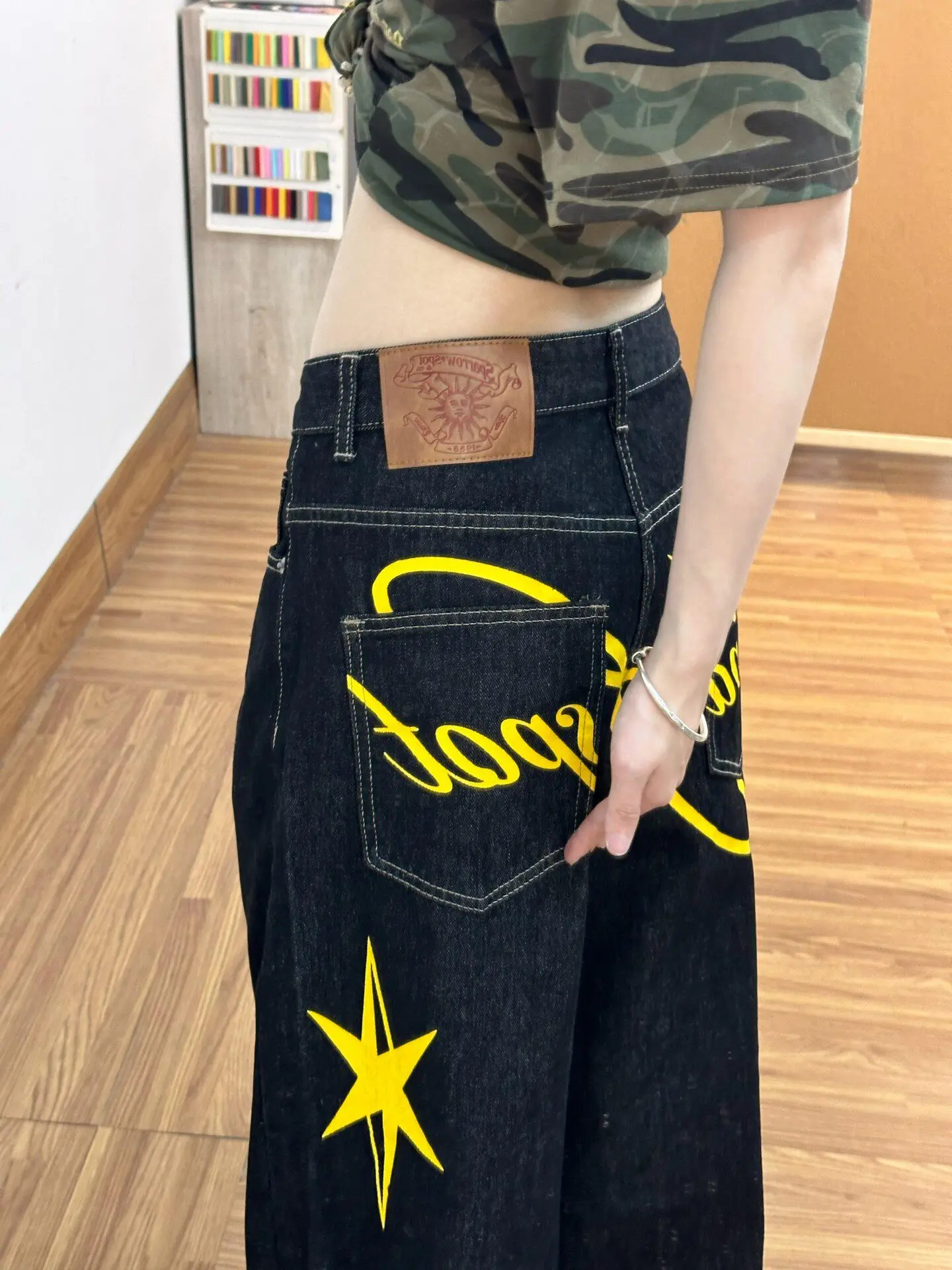 Stars Letter Print Loose Fit Men's Jeans West Coast American Style High Street Vibe Straight Leg Knife Cut Jeans
Stars Letter Print Loose Fit Men's Jeans West Coast American Style High Street Vibe Straight Leg Knife Cut Jeans