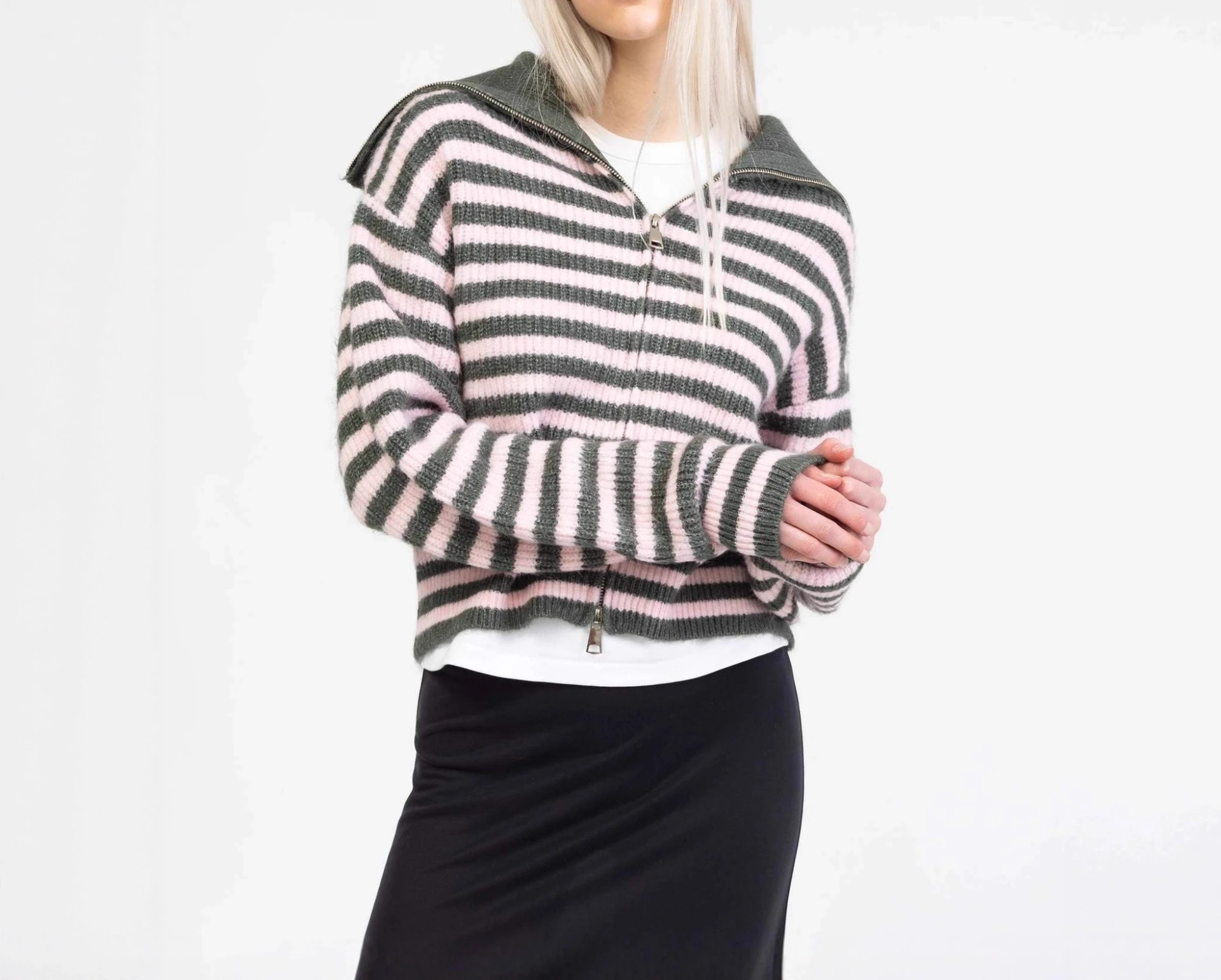 New European and American Style Large Lapel Zipper Cardigan Sweater Sweater Knitted Jacket
New European and American Style Large Lapel Zipper Cardigan Sweater Sweater Knitted Jacket