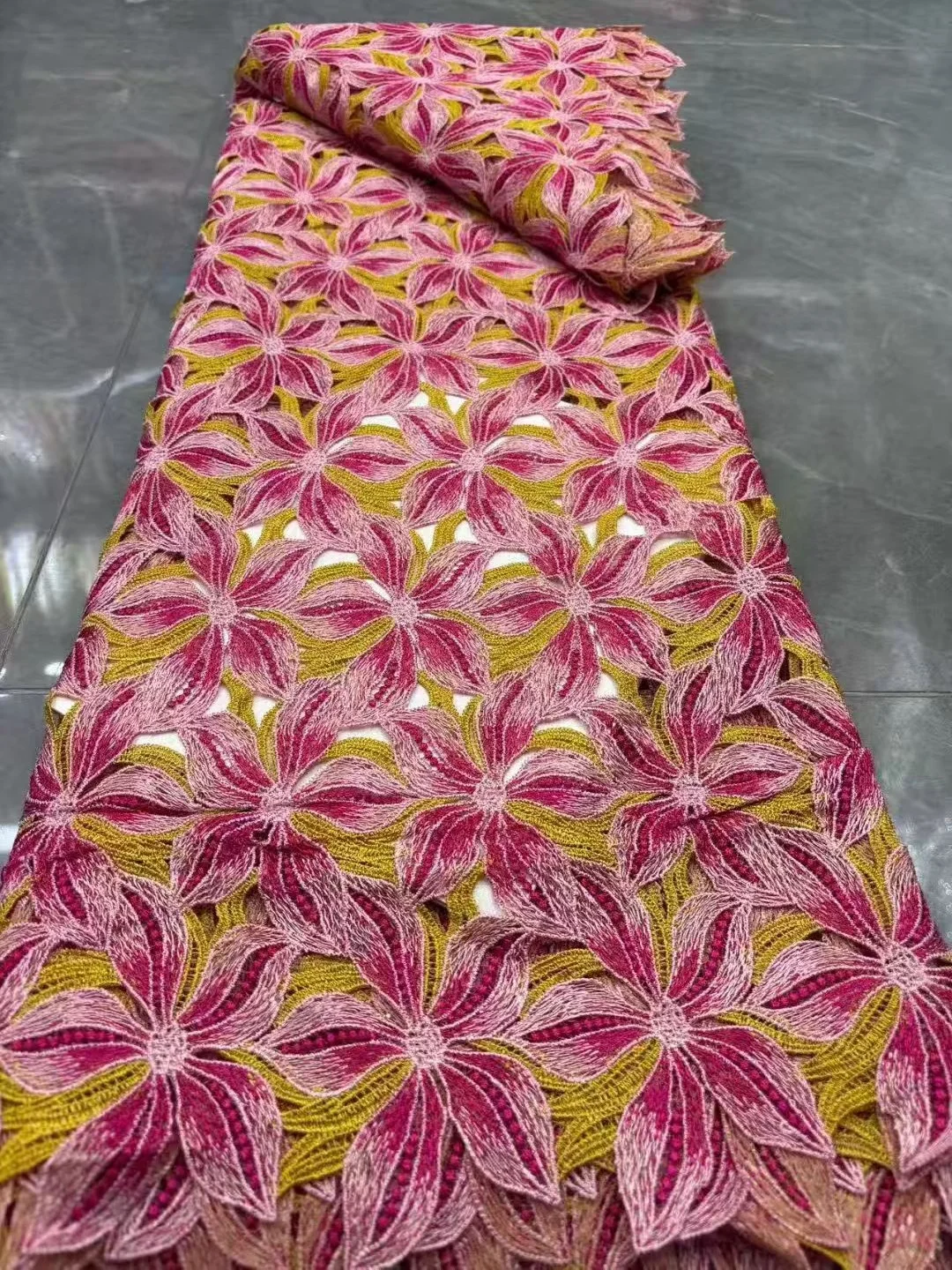 Hot Selling African Lace With Big Stones African Guipure Lace High Quality Embroidered Fabric For Wedding Women
Hot Selling African Lace With Big Stones African Guipure Lace High Quality Embroidered Fabric For Wedding Women