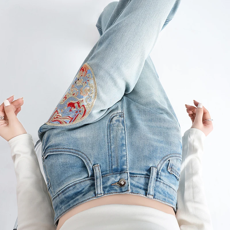 Chinese style embroidered jeans for women's spring wear in 2024, new high waisted narrow version wide leg straight leg pants
Chinese style embroidered jeans for women's spring wear in 2024, new high waisted narrow version wide leg straight leg pants
