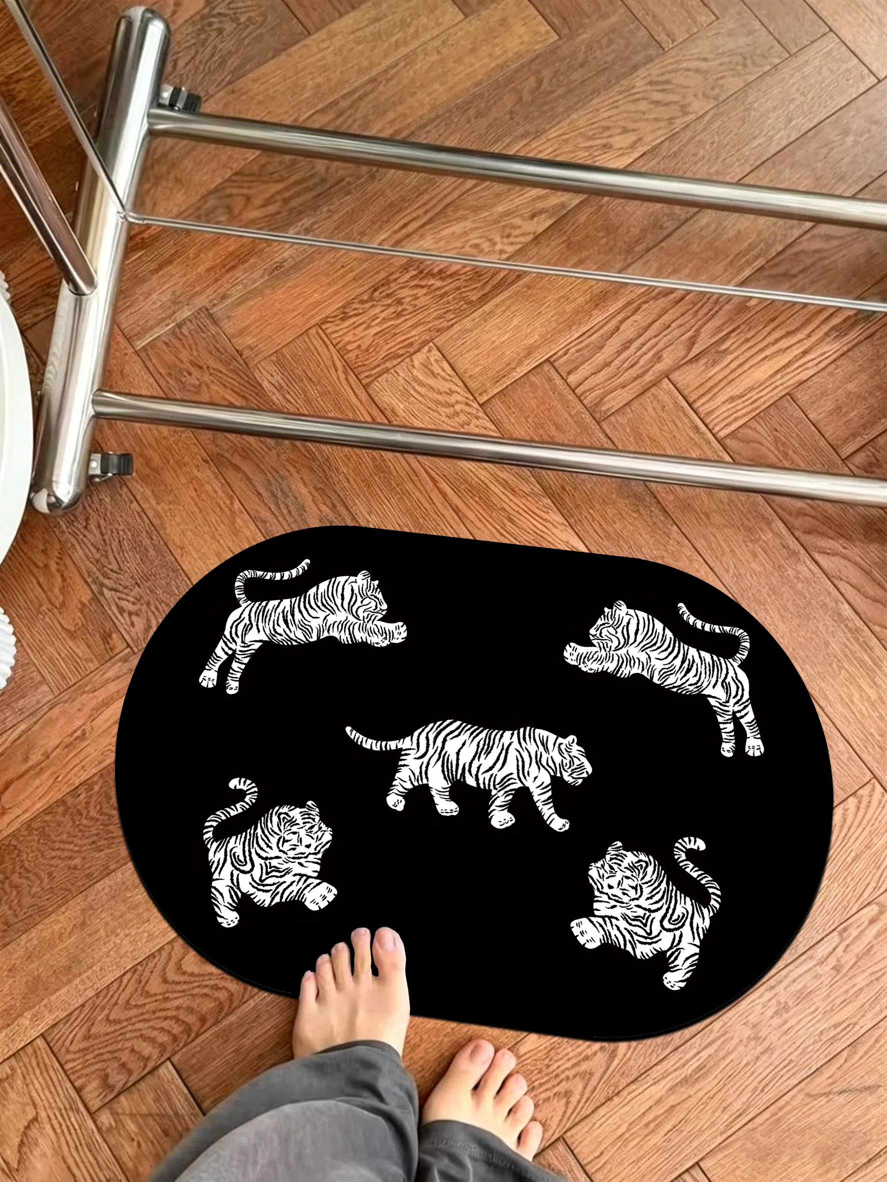 New kitchen & bath mats, black base with white tiger prints, non-slip, absorbent, easy to clean.
New kitchen & bath mats, black base with white tiger prints, non-slip, absorbent, easy to clean.