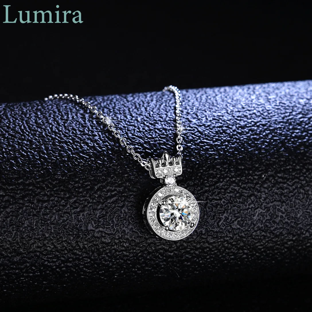 Lumira Fashion Princess Crown Pendant Platinum PT950 Necklace with 1-Carat Moissanite Stone for Women Charm Fine Jewelry Gift
Lumira Fashion Princess Crown Pendant Platinum PT950 Necklace with 1-Carat Moissanite Stone for Women Charm Fine Jewelry Gift