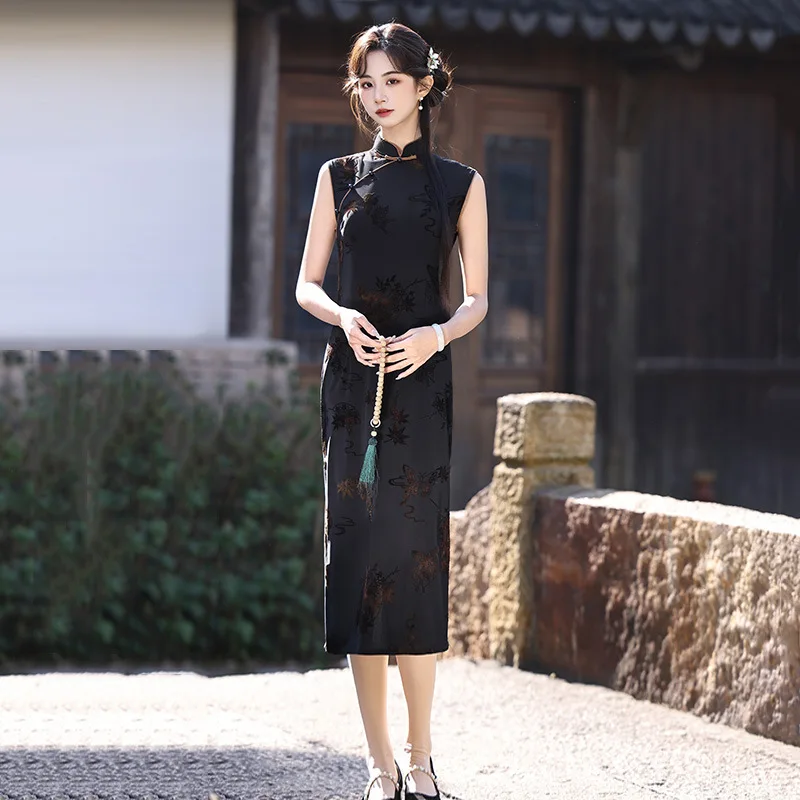 Китайское винтажное платье-ципао с воротником-стойкой, черное, в стиле ретро, в старом шанхайском стиле, длинное, без рукавов
Китайское винтажное платье-ципао с воротником-стойкой, черное, в стиле ретро, в старом шанхайском стиле, длинное, без рукавов