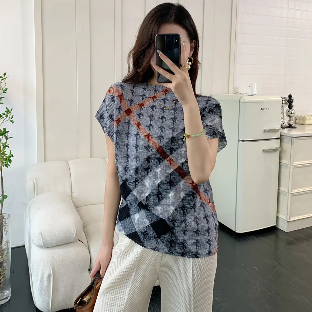 Miyake Senior Sense модная атмосфера плиссированная полосатая женская футболка универсальный топ с круглым вырезом и принтом, новинка лета 2023 г.
Miyake Senior Sense модная атмосфера плиссированная полосатая женская футболка универсальный топ с круглым вырезом и принтом, новинка лета 2023 г.