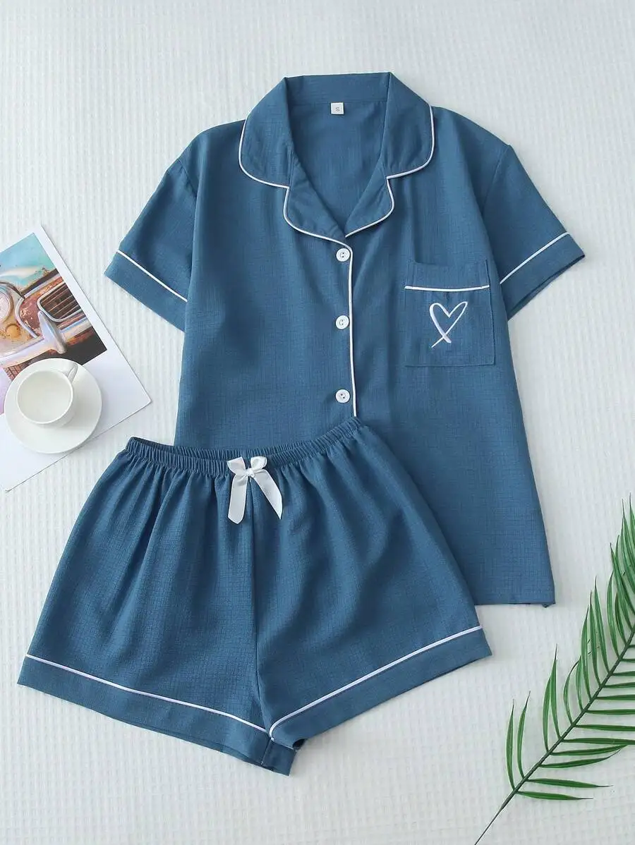 2pcs Women Solid Color Summer Contrast Trim Collar Heart Embroidery Short Sleeve Pajama Set With Bowknot Shorts
2pcs Women Solid Color Summer Contrast Trim Collar Heart Embroidery Short Sleeve Pajama Set With Bowknot Shorts