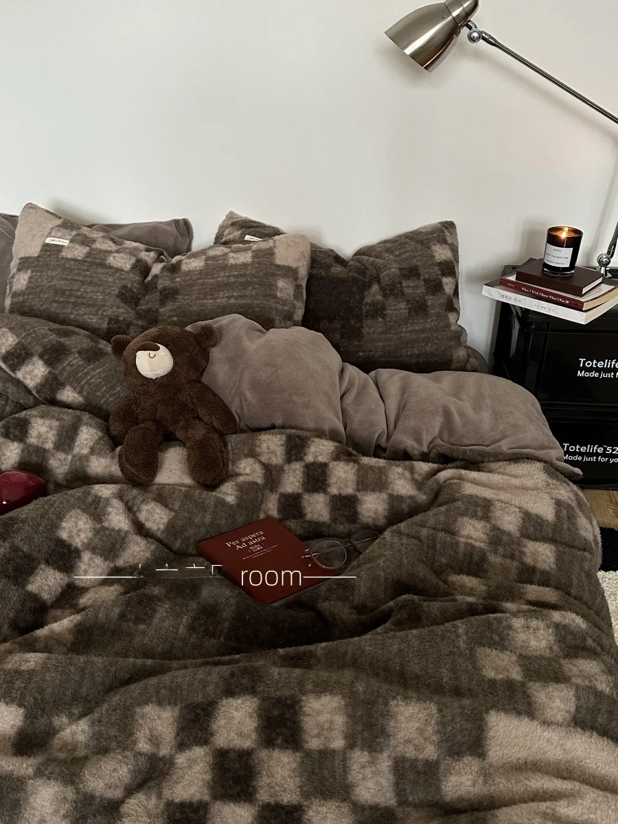 Ретро-комплект из четырех предметов из утолщенного шерстяного молочного бархата с узором в клетку, зимний мужской комплект постельного белья, теплый, сохраняющий тепло
Ретро-комплект из четырех предметов из утолщенного шерстяного молочного бархата с узором в клетку, зимний мужской комплект постельного белья, теплый, сохраняющий тепло