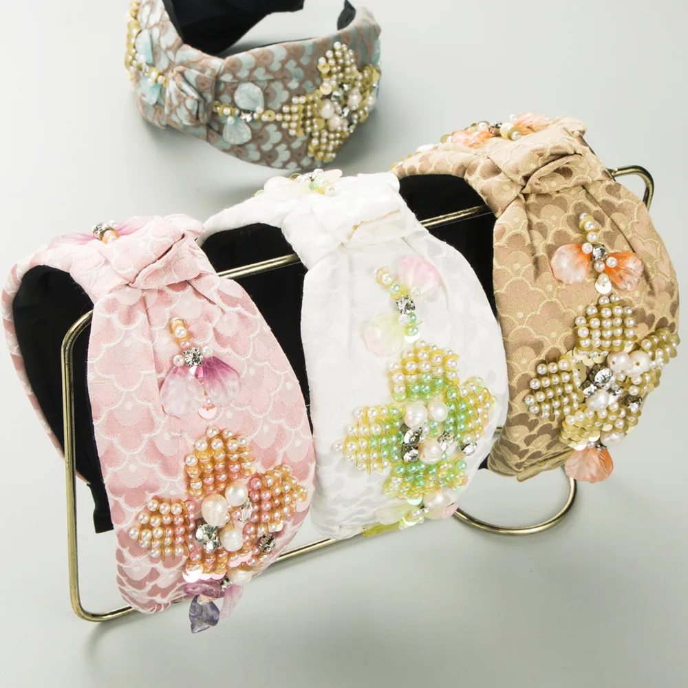 Trend widened pearl rhinestone headband shows the face small and high cranial top Trend hair accessories Internet celebrities ve
Trend widened pearl rhinestone headband shows the face small and high cranial top Trend hair accessories Internet celebrities ve