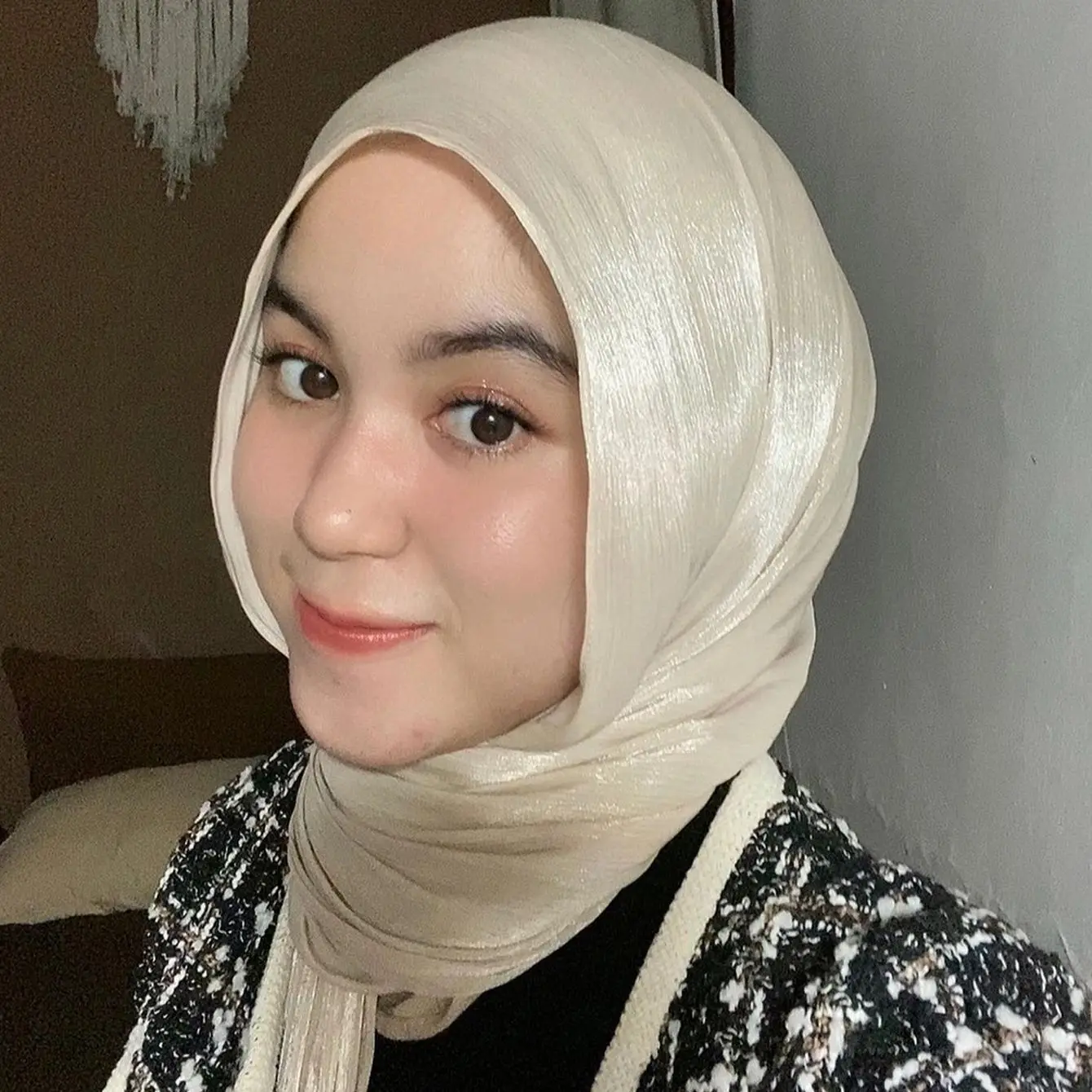 Новейшая плиссированная блестящая шаль из Малайзии для женщин, однотонная мусульманская плиссированная шифоновая шаль-хиджаб с эффектом мерцания
Новейшая плиссированная блестящая шаль из Малайзии для женщин, однотонная мусульманская плиссированная шифоновая шаль-хиджаб с эффектом мерцания