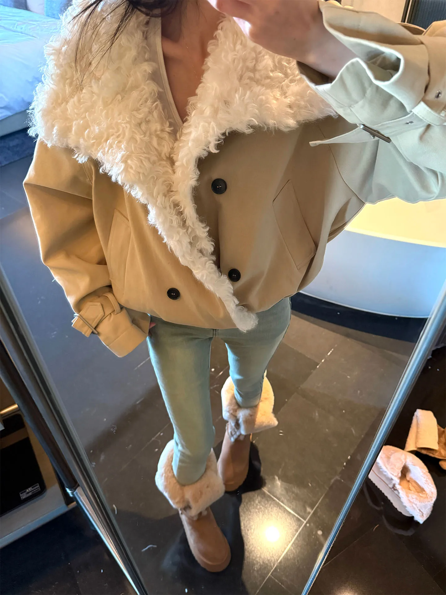 Корейское утепленное короткое плюшевое пальто для женщин: зимняя дизайнерская верхняя одежда из флиса, сексуальное пальто с длинными рукавами
Корейское утепленное короткое плюшевое пальто для женщин: зимняя дизайнерская верхняя одежда из флиса, сексуальное пальто с длинными рукавами