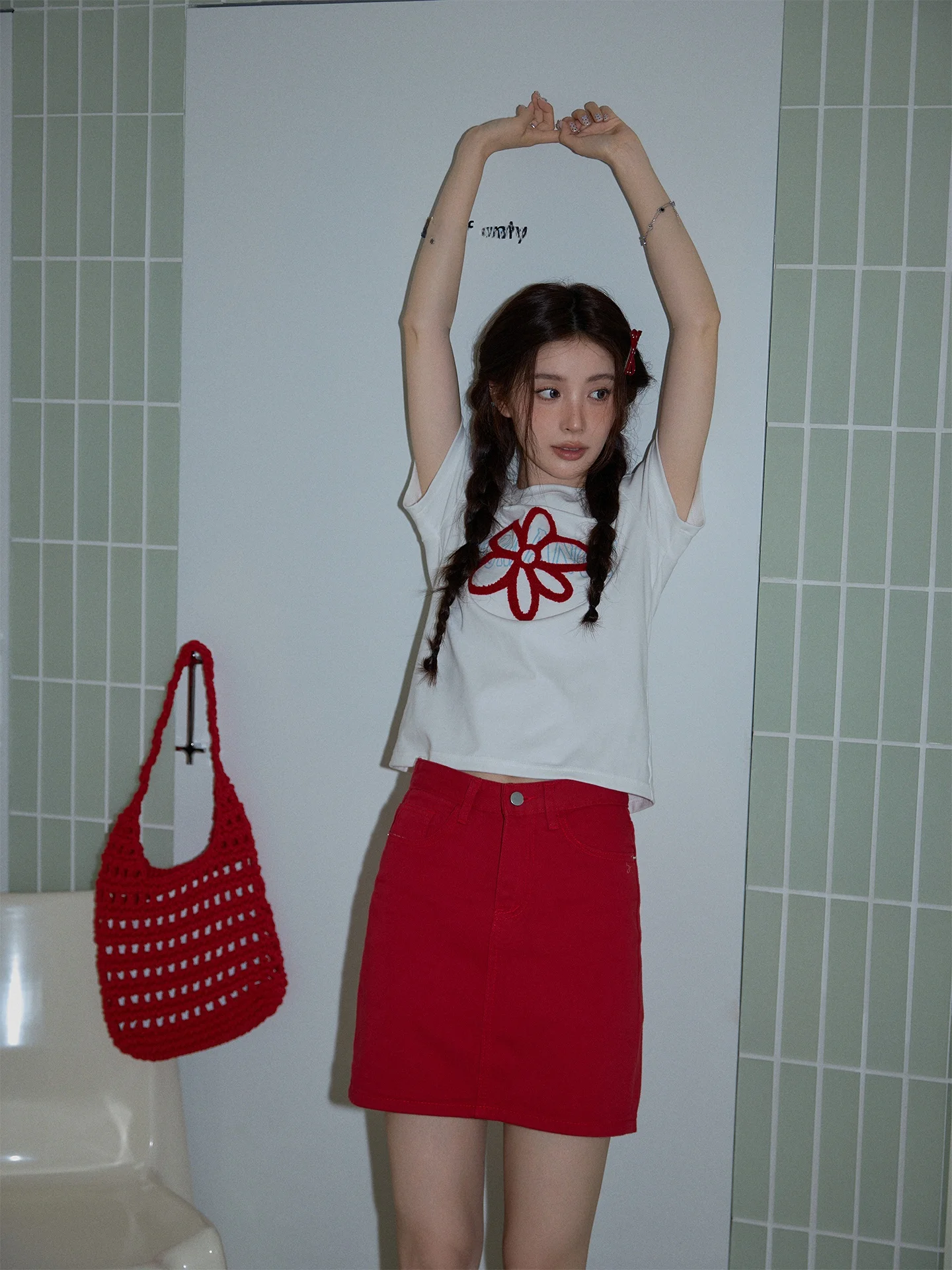 Chaocha домашняя корейская футболка Sle White ort Sve женская летняя универсальная нежная повседневная футболка с красным цветком для похудения
Chaocha домашняя корейская футболка Sle White ort Sve женская летняя универсальная нежная повседневная футболка с красным цветком для похудения