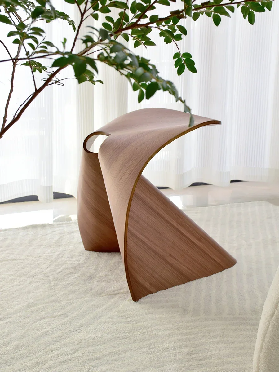 Black special-shaped minimalist tea room small stool, designer walnut coffee table stool, living room stool in stock
Black special-shaped minimalist tea room small stool, designer walnut coffee table stool, living room stool in stock
