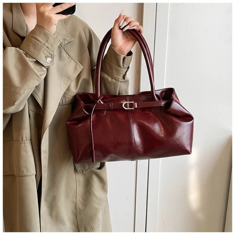 Элегантная женская сумка для свадьбы High Sense Fashion Niche 2026: Новая легкая люксовая сумка-тоут на одно плечо, универсальная для выхода в свет, с возможностью ношения через плечо
Элегантная женская сумка для свадьбы High Sense Fashion Niche 2026: Новая легкая люксовая сумка-тоут на одно плечо, универсальная для выхода в свет, с возможностью ношения через плечо