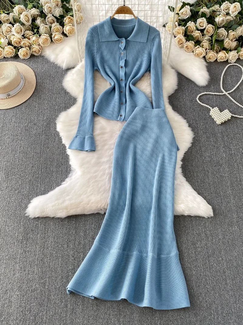 Двухсекционный осенне-зимний новый дизайн, однобортный трикотажный топ с лацканами и роговими рукавами, элегантный костюм с высокой талией и длинной юбкой «рыбий хвост»
Двухсекционный осенне-зимний новый дизайн, однобортный трикотажный топ с лацканами и роговими рукавами, элегантный костюм с высокой талией и длинной юбкой «рыбий хвост»