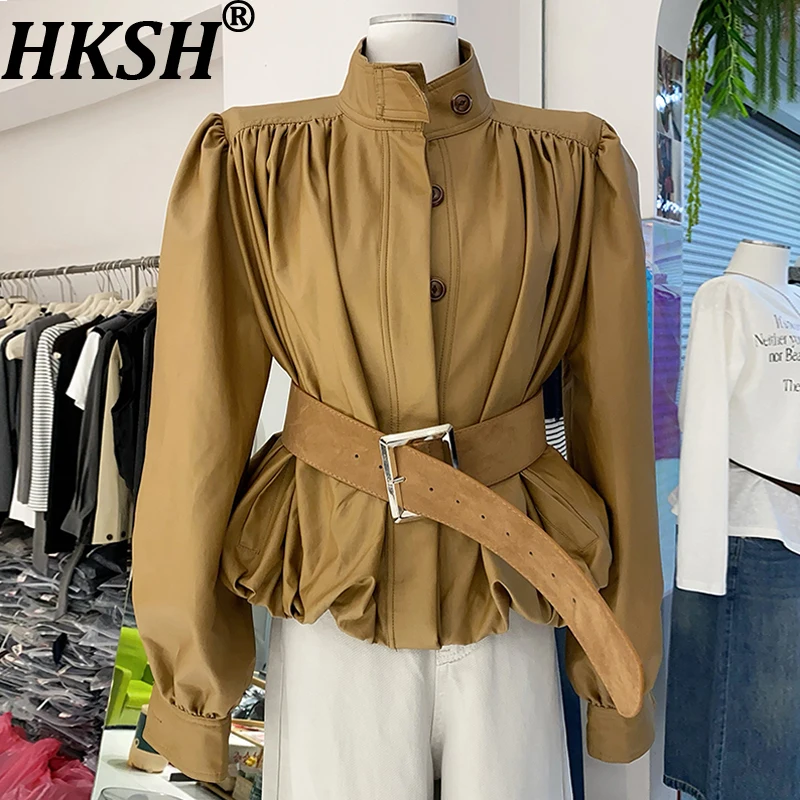 HKSH Spring Autumn New Women Short Jacket Stand Collar Pleated Sashes Faux Leather High-end Streetwear Elegant Chic Coat HK12265
HKSH Spring Autumn New Women Short Jacket Stand Collar Pleated Sashes Faux Leather High-end Streetwear Elegant Chic Coat HK12265