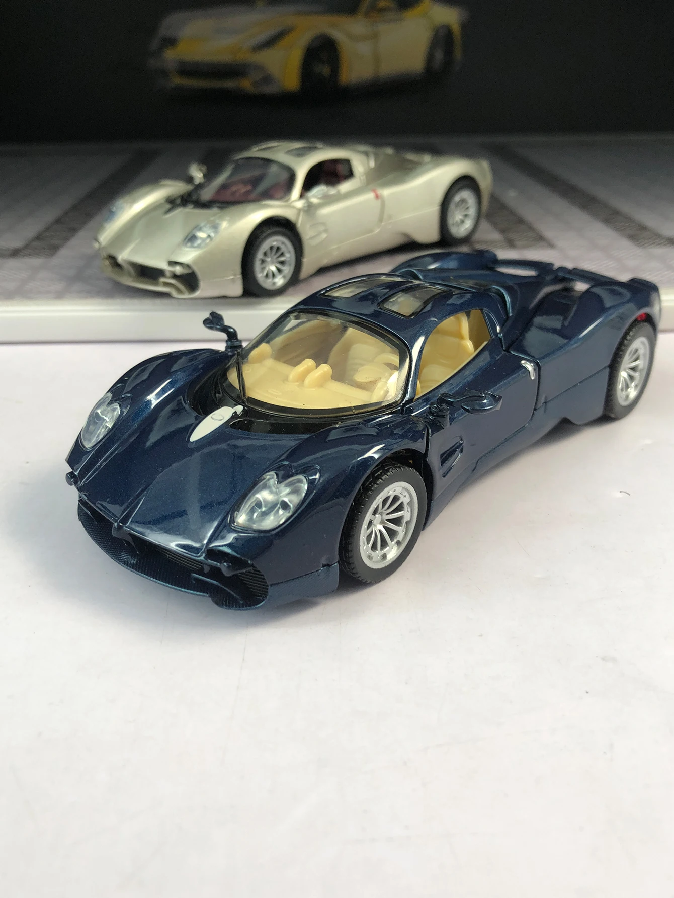1:32 имитация модели автомобиля Pagani Utopia из цинкового сплава, статическое украшение, металлический коллекционный подарочный автомобиль
1:32 имитация модели автомобиля Pagani Utopia из цинкового сплава, статическое украшение, металлический коллекционный подарочный автомобиль