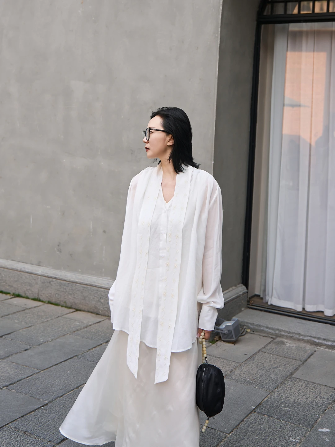 TOFOD Sheepskin Long Sleeve Shirt Women's Loose Fit V-neck Embroidery Sash Design Breathable Thin Cotton Blend Spring Shirt
TOFOD Sheepskin Long Sleeve Shirt Women's Loose Fit V-neck Embroidery Sash Design Breathable Thin Cotton Blend Spring Shirt