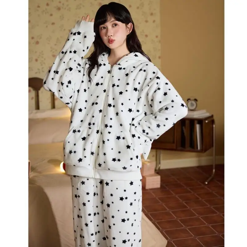 Пижамы с капюшоном, женская новая осенне-зимняя домашняя одежда, милый носимый толстый свободный комплект на флисовой подкладке, кавайный модный хит продаж
Пижамы с капюшоном, женская новая осенне-зимняя домашняя одежда, милый носимый толстый свободный комплект на флисовой подкладке, кавайный модный хит продаж