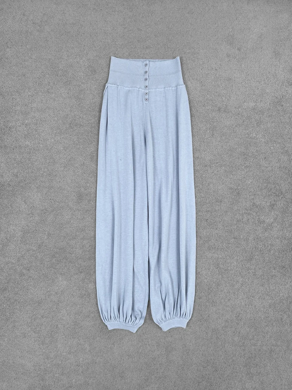 Синие трикотажные брюки-фонарики с высокой талией, простые, повседневные женские облегающие брюки со шнуровкой на спине, весна 2026, новый стиль
Синие трикотажные брюки-фонарики с высокой талией, простые, повседневные женские облегающие брюки со шнуровкой на спине, весна 2026, новый стиль